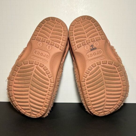 Womens CROCS Classic Fuzz Mania Pale Blush Pink Slip On Clogs / Size 7 - Picture 7 of 8